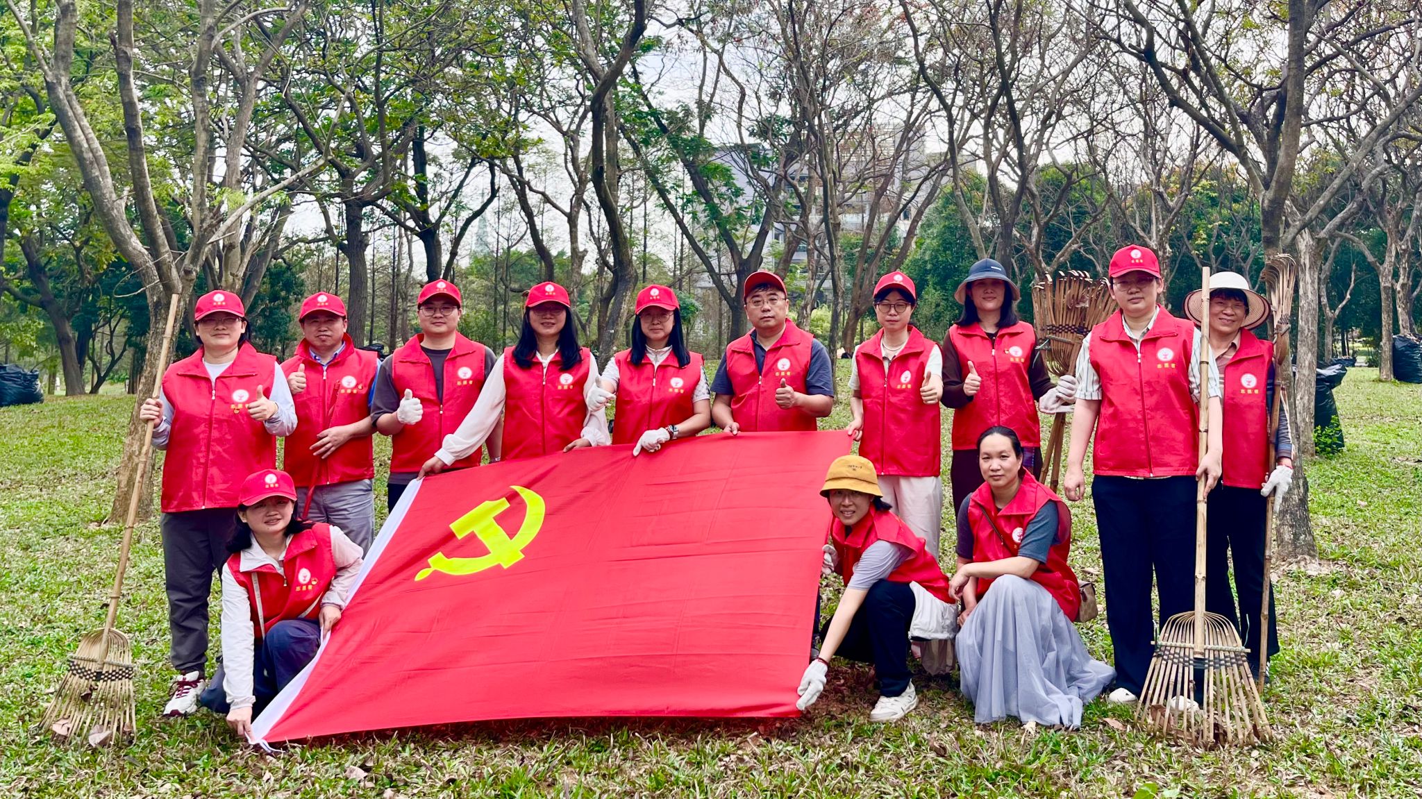 分析测试中心党支部开展“践行初心美环境，劳动聚力展新风”主题党日暨志愿服务活动