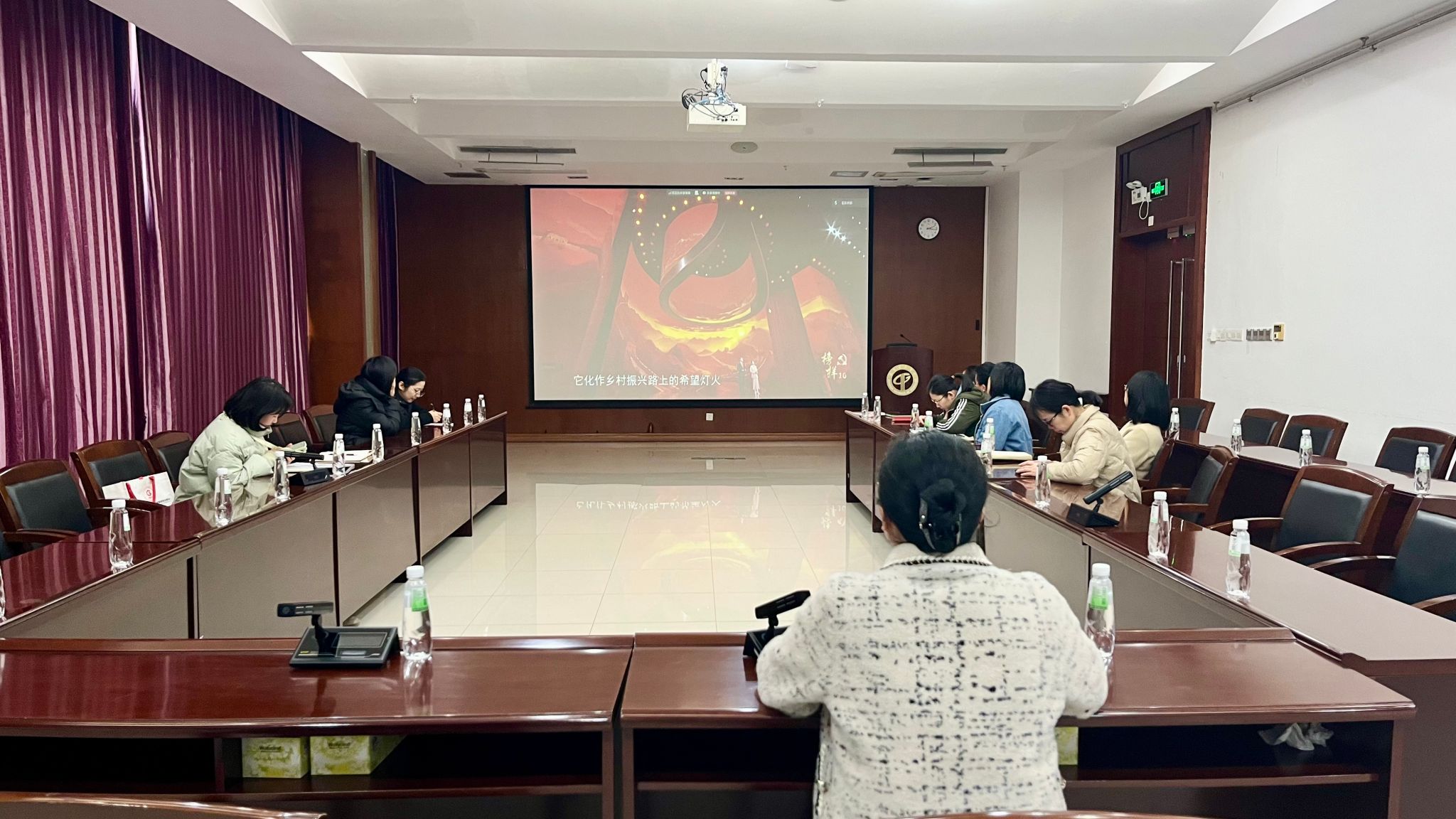 分析测试中心党支部开展集中观看学习《榜样10》主题党日活动